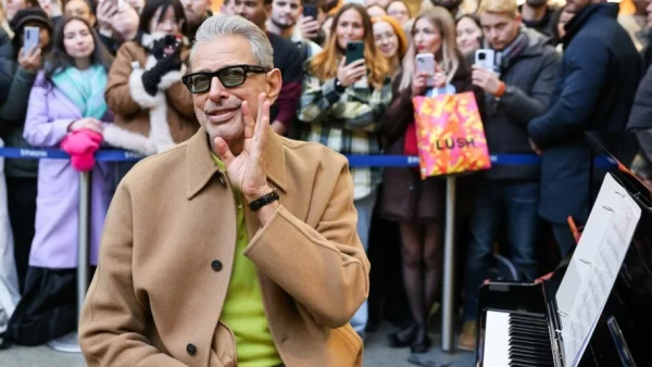 Jeff Goldblum do współpracy przy swoim nowym albumie zaprosił Scarlett Johansson i Arianę Grande