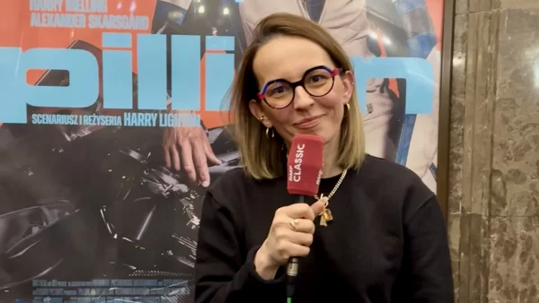 Czuły romkom w świecie BDSM. „Pillion” z Alexandrem Skarsgårdem i Harrym Mellingiem już w kinach! Posłuchajcie rozmowy Magdy Juszczyk z Patrycją Wonatowską