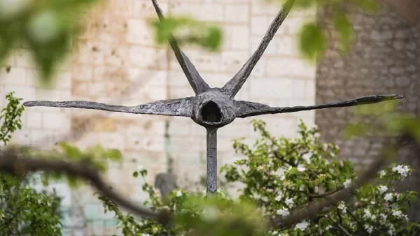 Rzeźby Abakanowicz w ogrodach królewskich na Wawelu