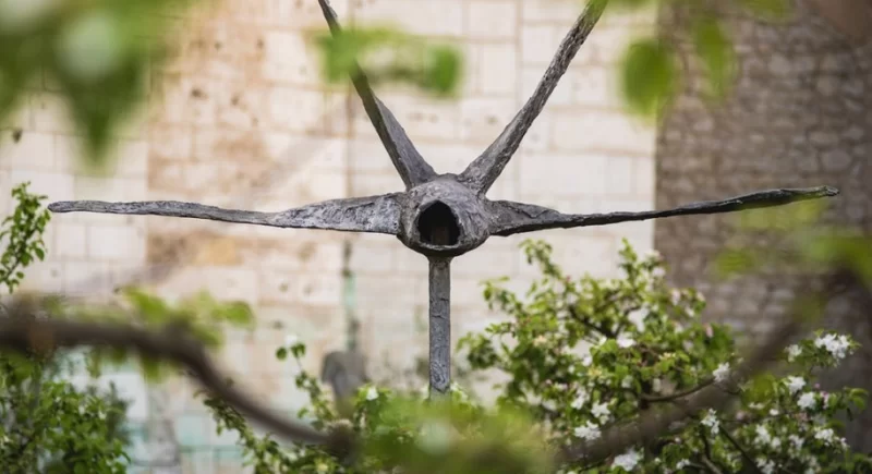 Rzeźby Abakanowicz w ogrodach królewskich na Wawelu