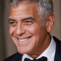 Szyje, naprawia i rozdaje miliony. George Clooney kończy 65 lat