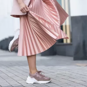 Czym są sneakersy i do jakich stylizacji można je nosić?