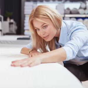 Poznaj zalety i wady materacy z lateksu. Dla kogo takie materace będą odpowiednie?