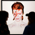 Portret Davida Bowiego z błyskawicą pobił aukcyjny rekord