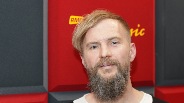 Tomasz Organek w piosence  „Biegnij w stronę hałasu” z tekstem Artura Andrusa 