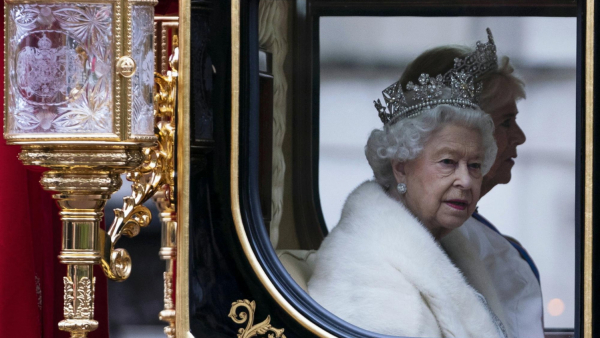 Królowa Elżbieta II będzie nosić sztuczne futra