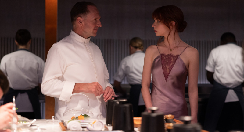 Nowy zwiastun filmu „The Menu”. Ta kolacja będzie ostatnią! Ralph Fiennes w zabójczo komediowym thrillerze [WIDEO]