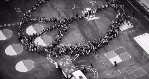 Yoko Ono tworzy największy ludzki znak pokoju!