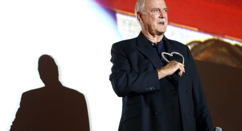 John Cleese ostrzega: Dziś nawet mądrzy ludzie są głęboko irracjonalni