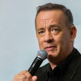 Tom Hanks pomocnikiem sędziego na meczu hokeja