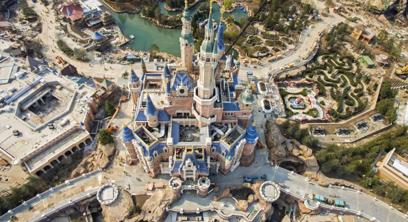 Tysiące ludzi w ponownie otwartym Disneylandzie w Szanghaju