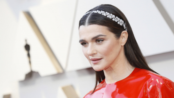Rachel Weisz zagra główną rolę w nowej wersji kryminału „Seans w deszczowe popołudnie”