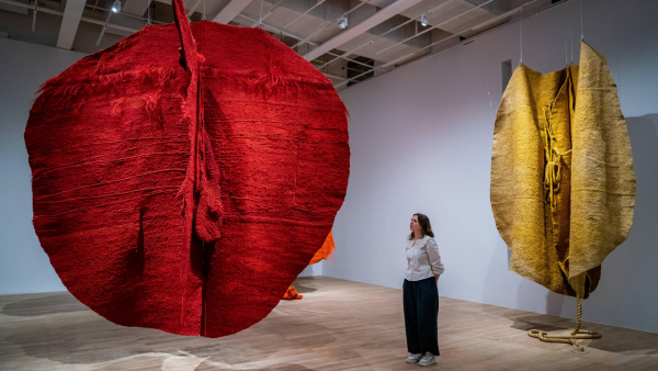 "The Times" o wystawie Abakanowicz w Tate Modern: fascynująca i hipnotyzująca