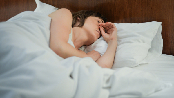 Połowa Polaków śpi źle. Co może im pomóc?