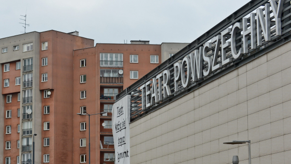 Teatr Powszechny w Warszawie deklaruje pomoc dla Ukrainy: „Planujemy pomoc w Polsce dla uciekinierów z Ukrainy”