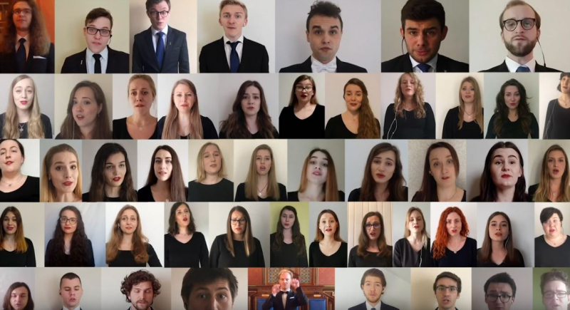 Chór Akademicki Uniwersytetu Jagiellońskiego śpiewa z okazji urodzin Alma Mater