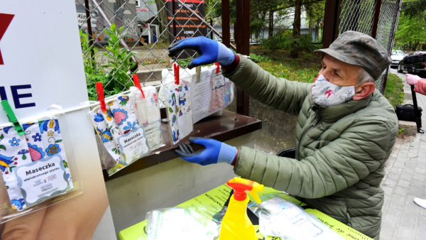 Gdyby większość ludzi nosiła maseczki, pandemia już by gasła - dowodzą naukowcy