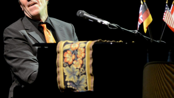 Dr House przy fortepianie na Zamku Książąt Pomorskich