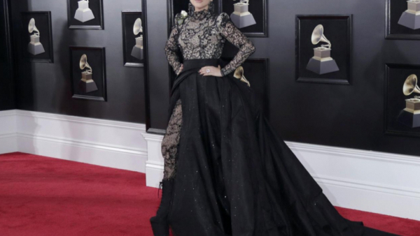 Białe róże - modowy manifest na gali Grammy