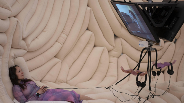 „Relaksujące” dźwięki i dotyk na wystawie w Londynie. Czym jest ASMR?