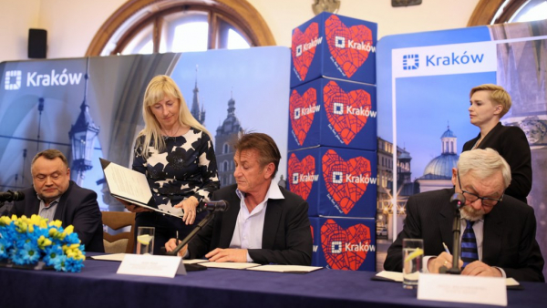 Sean Penn podpisał umowę z miastem Kraków ws. pomocy uchodźcom