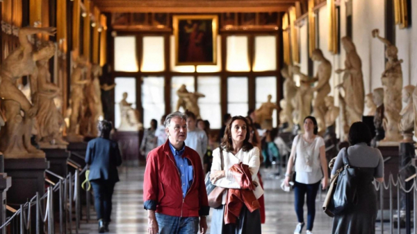 W Galerii Uffizi - letnie kino i koniki