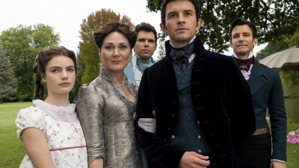 „Bridgertonowie".  Anthony i Kate wracają w 3. sezonie? Jak wypadła "nowa" z sióstr Bridgerton? Opublikowano zdjęcia z planu