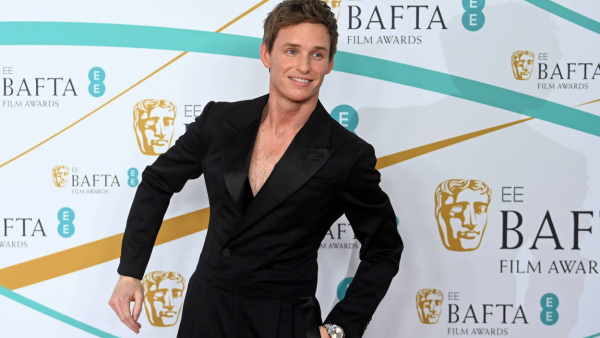 Lashana Lynch i Eddie Redmayne zagrają główne role w serialowej wersji „Dnia Szakala”