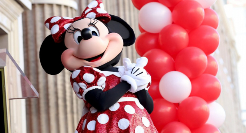 Myszka Minnie w kreacji od Stelli McCartney. Urodziny paryskiego Disneylandu