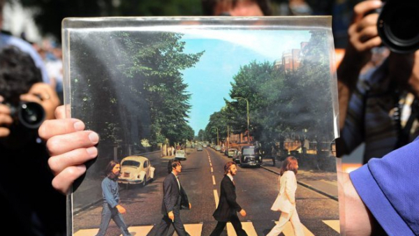 Dawne tablice i znaki drogowe z Abbey Road trafią na aukcję