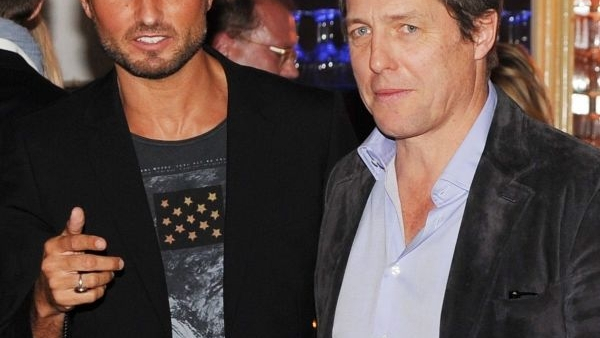 Hugh Grant na premierze filmu "Sztos 2"