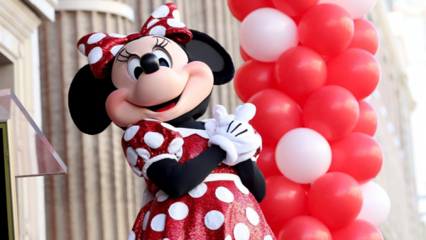 Myszka Minnie w kreacji od Stelli McCartney. Urodziny paryskiego Disneylandu