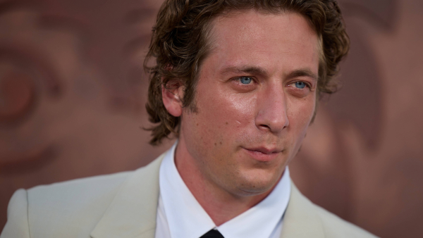 Jeremy Allen White jako Bruce Springsteen na pierwszym zdjęciu z biograficznego filmu