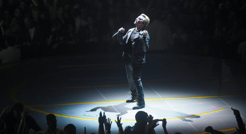 Grupa U2 musiała przerwać koncert w Berlinie, gdy lider zespołu Bono stracił głos