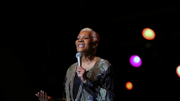 Dionne Warwick twierdzi, że była „stalkerką” znanego aktora, to Sidney Poitier