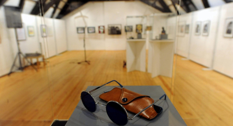 Okulary Lennona sprzedane na aukcji za ponad 137 tys. funtów