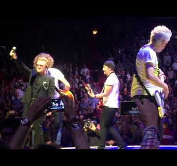 Dwóch studentów z Polski zagrało z U2!