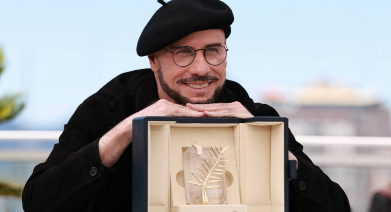 John Travolta podbił Cannes swoimi beretami. Teraz tłumaczy, skąd pomysł na te stylizacje