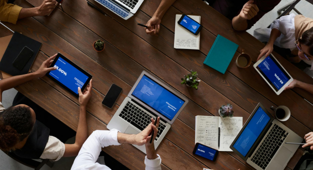 Technologia w tle codziennej pracy – jak zmieniają się firmy?