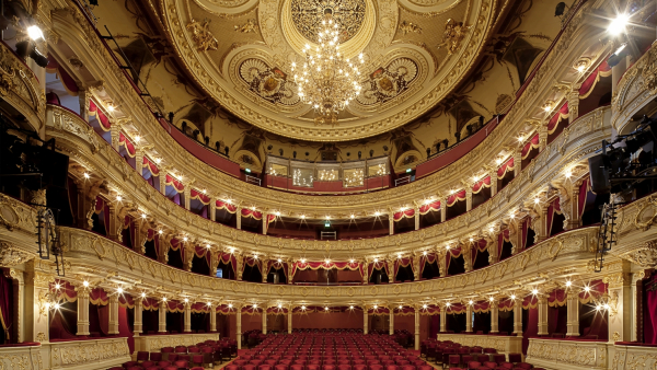 Opuszczanie żyrandola w Teatrze Słowackiego 