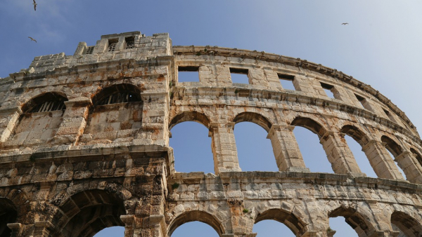 Dron uruchomiony przez turystę utknął w arkadzie Koloseum