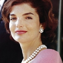 Sztuczna biżuteria Jacqueline Onassis sprzedana na aukcji