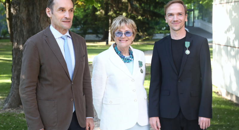 Ambasador Francji odznaczył Irenę Strzałkowską i Jana Komasę. Otrzymali Ordery Sztuki i Literatury