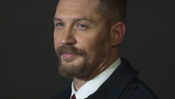 Jest zwiastun filmu o Alu Capone z Tomem Hardym w roli tytułowej