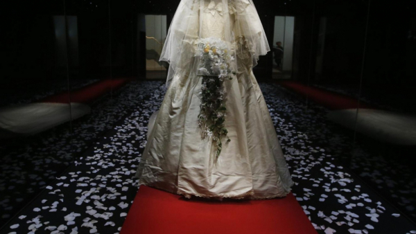 Ikoniczna suknia Lady Di znów na sprzedaż