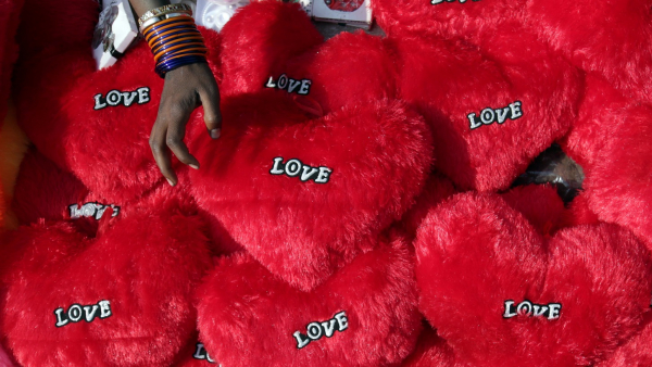 Walentynki obchodzi większość Polaków, choć 40 proc. ma do nich neutralny stosunek