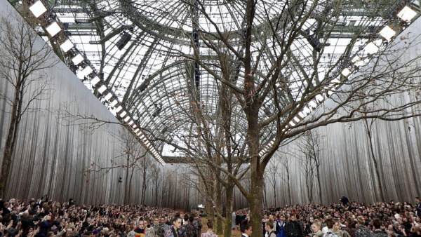 Pokaz Chanel w zaaranżowanym lesie