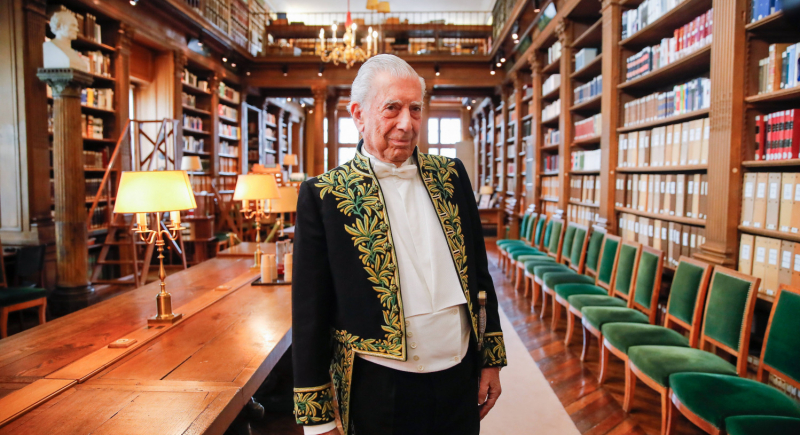 Noblista Mario Vargas Llosa został pierwszym członkiem Akademii Francuskiej, który nigdy nie pisał po francusku