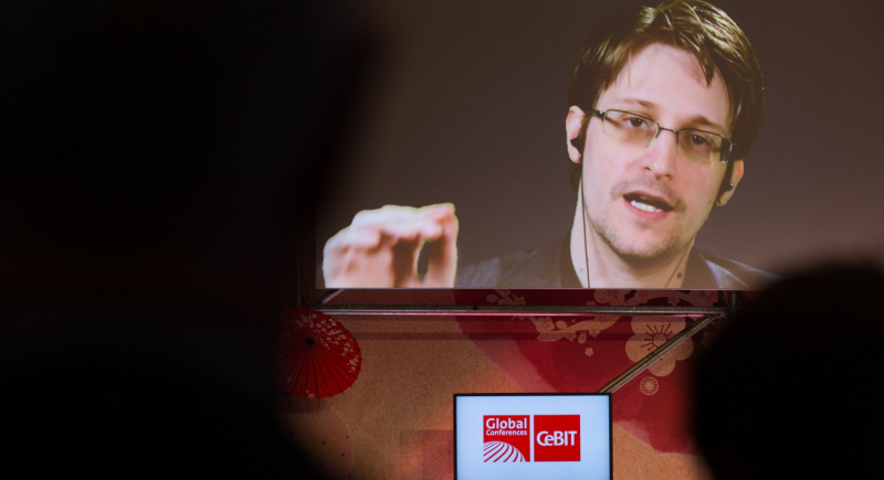 W połowie września ukaże się książka Snowdena