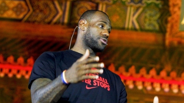 LeBron James - z boiska do telewizji